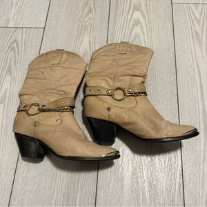 Dingo western cowboy boots 6.5 tan leather pointed toe heels star buckles chain